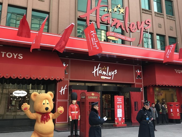 Hamleys london. Хамлес магазин игрушек Лондон. Hamleys магазин игрушек в Лондоне. Хамлис детский магазин игрушек Англия. Хамлес магазин в Лондоне.