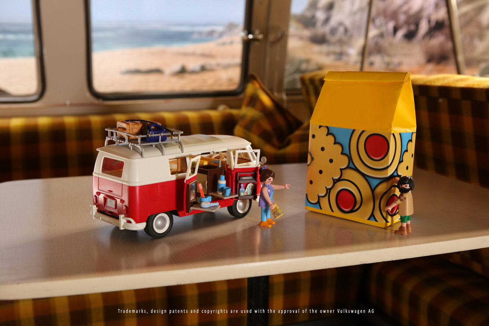 Туристический автобус Playmobil VW T1 превратили в игрушку в масштабе 1:18 Туристический автобус Playmobil VW T1 превратили в игрушку в масштабе 1:18