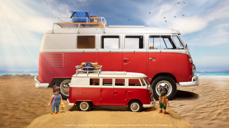 Туристический автобус Playmobil VW T1 превратили в игрушку в масштабе 1:18 Туристический автобус Playmobil VW T1 превратили в игрушку в масштабе 1:18