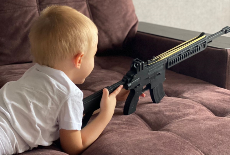 Оружие детям - игрушка: в Туле местный бренд создает деревянные пистолеты и автоматы