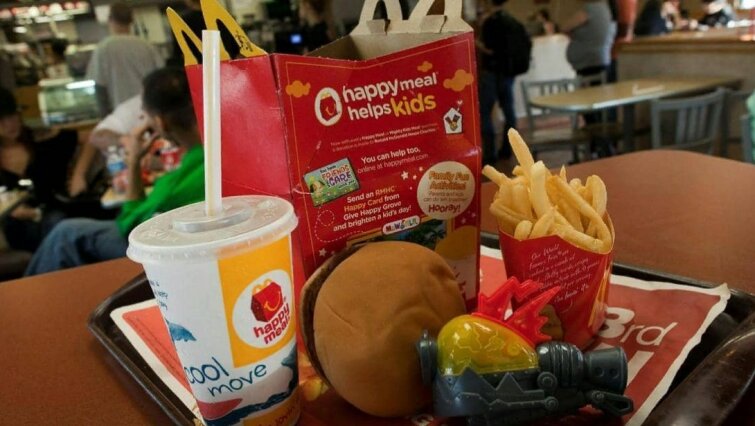 McDonald′s переходит на «зеленые» пластмассовые игрушки в Happy Meals McDonald′s переходит на «зеленые» пластмассовые игрушки в Happy Meals