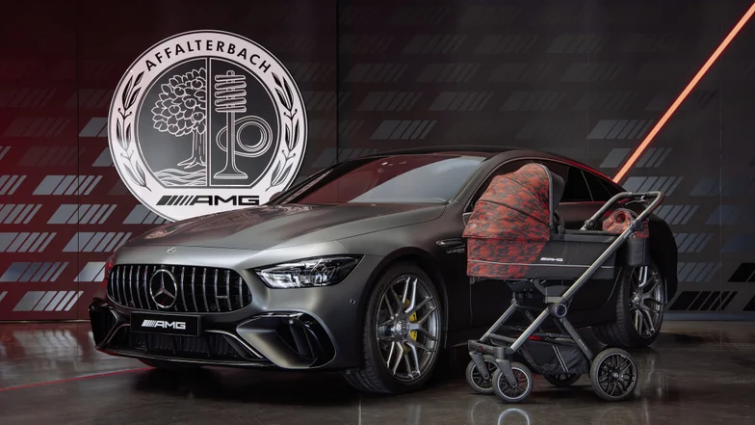 У Mercedes-AMG появилась необычная модель. Это детская коляска