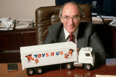 Умер основатель сети магазинов игрушек Toys «R» Us Умер основатель сети магазинов игрушек Toys «R» Us