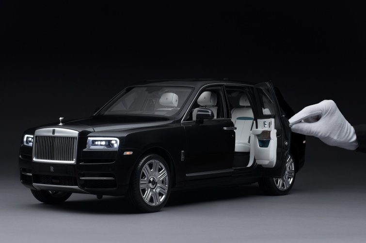 ���������� Rolls-Royce Cullinan �������� � ��� ���� ������ Lada Granta