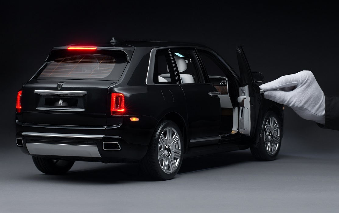 ���������� Rolls-Royce Cullinan �������� � ��� ���� ������ Lada Granta