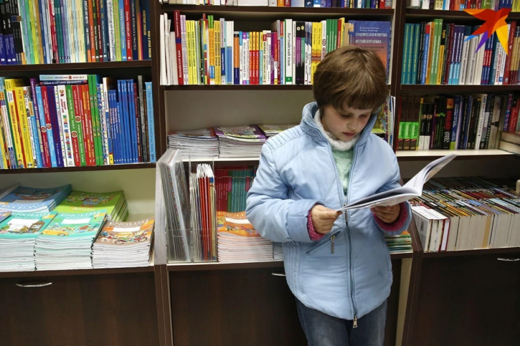 В Беларуси с 1 сентября вводят разные дневники для мальчиков и девочек