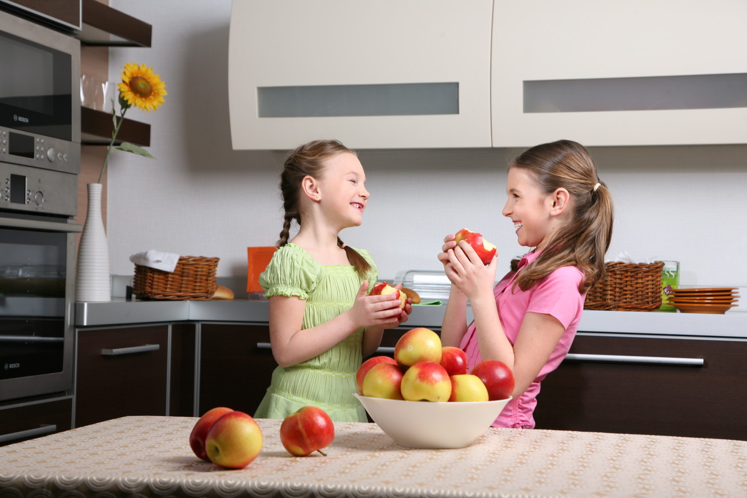 Как обеспечить безопасность детей на кухне: пять золотых правил