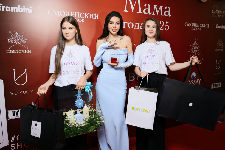 Награды – мамам, игрушки – детям: в Москве вручили “звездную” премию “Мама года” Награды – мамам, игрушки – детям: в Москве вручили “звездную” премию “Мама года”