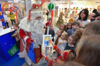 Дед Мороз открыл новогоднюю почту в Центральном детском магазине в Москве