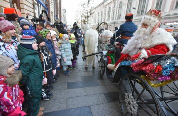 Дед Мороз открыл новогоднюю почту в Центральном детском магазине в Москве