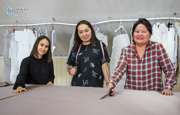 Улан-удэнка развивает бизнес по пошиву детских платьев