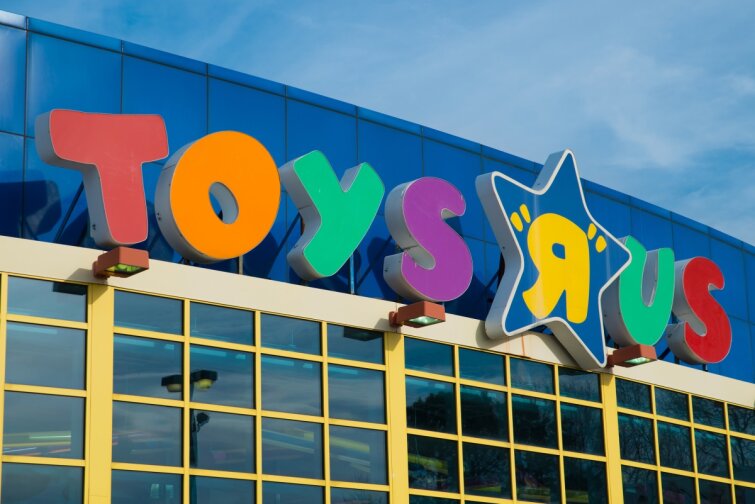 Toys ′R′ Us      Macy′s