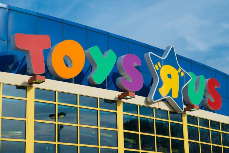 Toys ′R′ Us ������� �������� �� ���� ����������� Macy′s